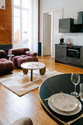 un salon avec un canapé et une table dans l'établissement Le Mademoisel' - 2 pièces - Haut de Gamme - Capitole, à Toulouse