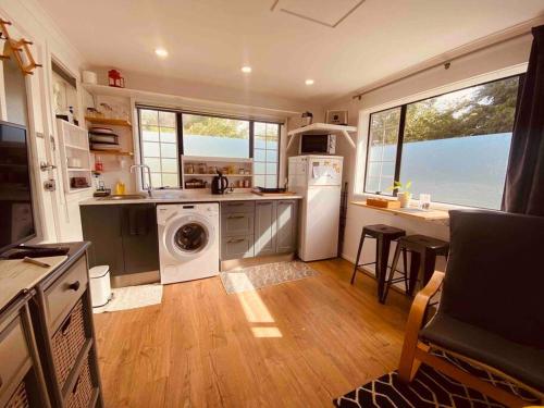 ロトルアにあるAdorable Self Contained One Bedroom Studioのキッチン(洗濯機、乾燥機付)
