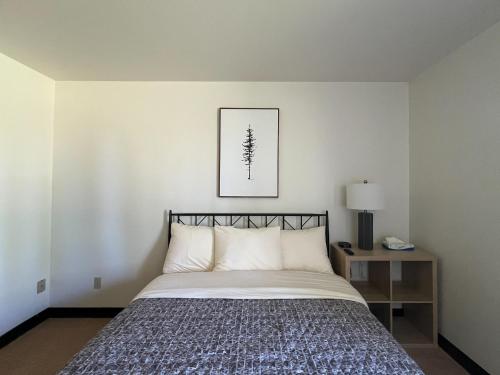 Katil atau katil-katil dalam bilik di WorkStay Lodging - Spy Hill, SK - Near Esterhazy, Rocanville & Potash Mine Sites