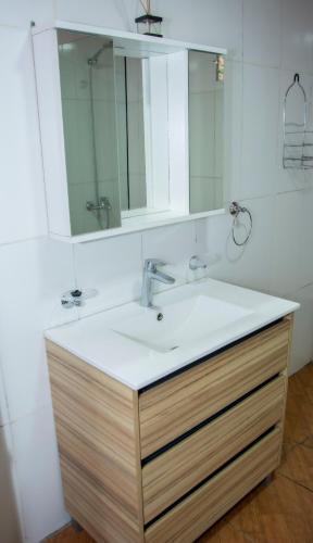 a bathroom with a sink and a mirror at Potrero de Garay Los Espinillos in Potrero de Garay