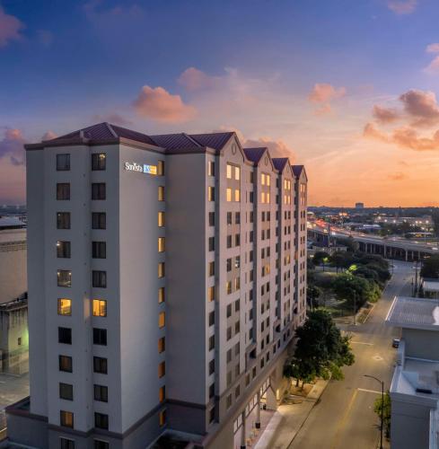a view of a white building at sunset at Sonesta ES Suites San Antonio Downtown Alamo Plaza - Newly Renovated in San Antonio