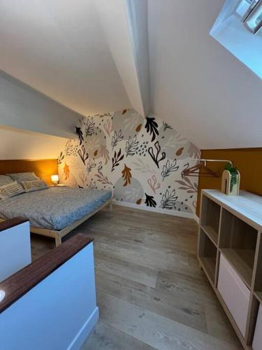 Cette petite chambre comprend un lit et un mur. dans l'établissement Le Terracotta - joli duplex centre ville, à Cherbourg en Cotentin