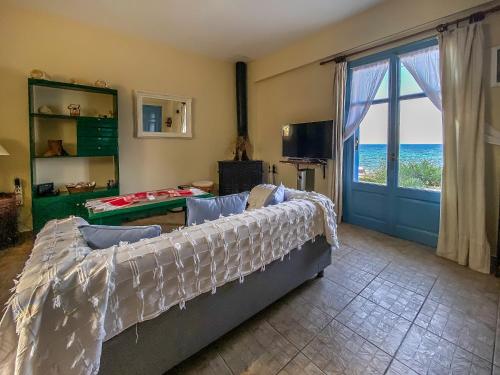 Televízia a/alebo spoločenská miestnosť v ubytovaní Kyparissis Beach Houses