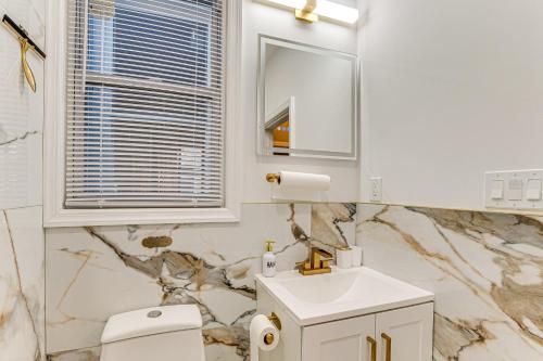 Ένα μπάνιο στο Jersey City Apartment with Game Room 7 Mi to NYC!