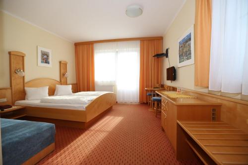 Habitación de hotel con 2 camas y lavamanos en Panoramahof Ziegler, en Bad Waltersdorf