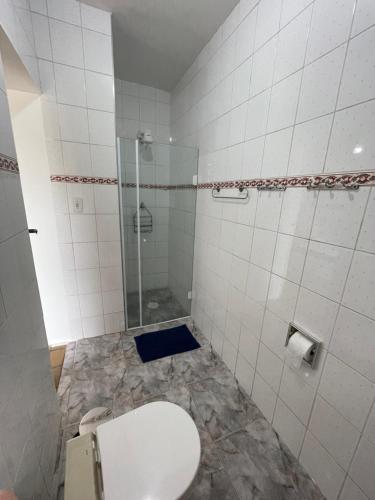 a bathroom with a shower and a toilet in it at Pé na Areia na Praia das Toninhas - Villagio 24 Porto Feliz in Ubatuba