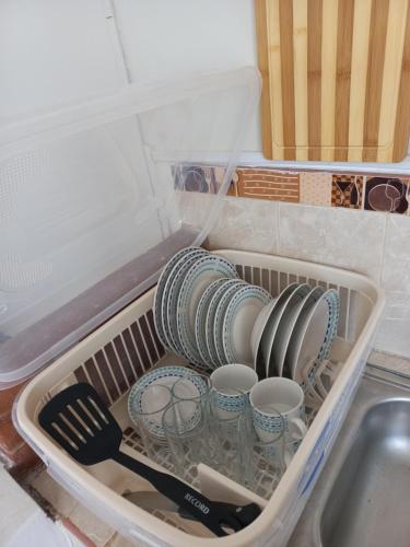 a dish rack with plates and dishes in a refrigerator at Céntrico Departamento en 2do Piso Caraz Dulzura in Caraz