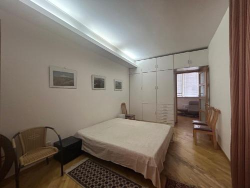 una camera con letto e sedie di Bright Modern 2-Bedroom Apartment the center Nalbandyan and Sayat-Nova a Yerevan