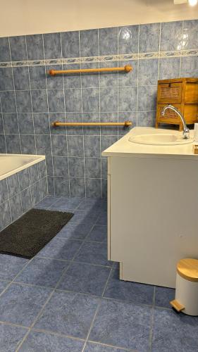 une salle de bain avec un lavabo et des toilettes dans l'établissement LAOUEN - grande maison de campagne, à Saint-Igneuc