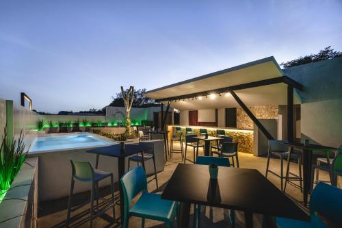 Piscina di Hotel Kuxtal o nelle vicinanze