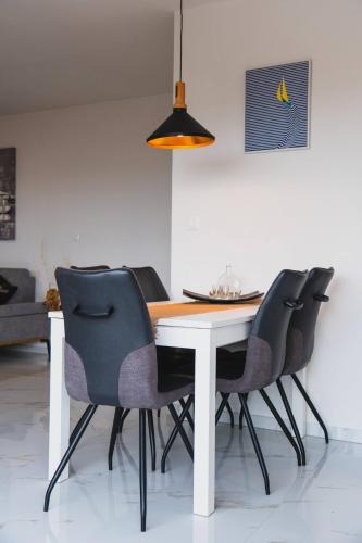 Ruang duduk di MY DALMATIA - Beach house Festini with private jacuzzi & sea view