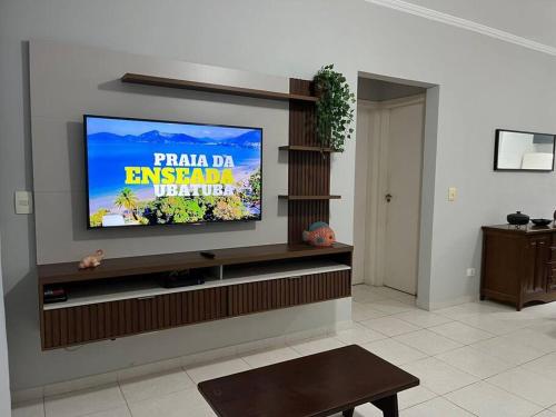 TV a/nebo společenská místnost v ubytování Apartamento 23A para 6 pessoas com Piscina e Churrasqueira no Cond Torremolinos Beach a 80m para Pé na areia na Praia da Enseada Ubatuba