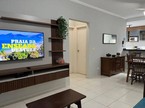 TV a/nebo společenská místnost v ubytování Apartamento 23A para 6 pessoas com Piscina e Churrasqueira no Cond Torremolinos Beach a 80m para Pé na areia na Praia da Enseada Ubatuba