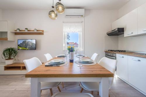 Η κουζίνα ή μικρή κουζίνα στο MY DALMATIA - Holiday home Barba with private heated pool