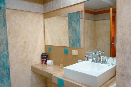 a bathroom with a white sink and a mirror at House Park Boutique - Casa de Huéspedes in Santa Fe