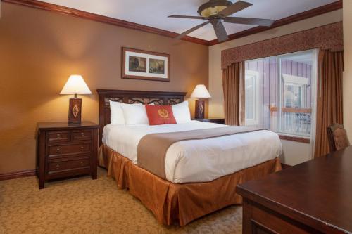 Un pat sau paturi într-o cameră la Westgate Park City Resort & Spa