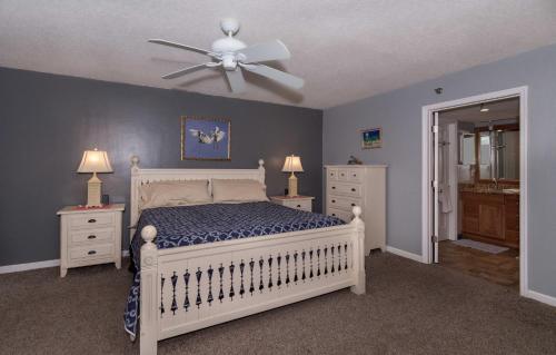 Ένα ή περισσότερα κρεβάτια σε δωμάτιο στο Sunrise 306 by Ocean Properties