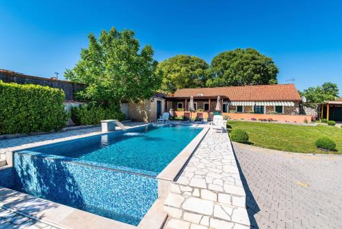 Bazén v ubytování MY DALMATIA - Momo's paradise with 2 infinity pools & 7 bedrooms nebo v jeho okolí