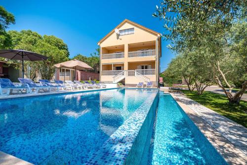 Bazén v ubytování MY DALMATIA - Momo's paradise with 2 infinity pools & 7 bedrooms nebo v jeho okolí