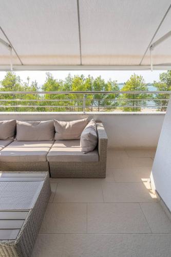 MY DALMATIA - Sea view apartment Privlaka with free private parking