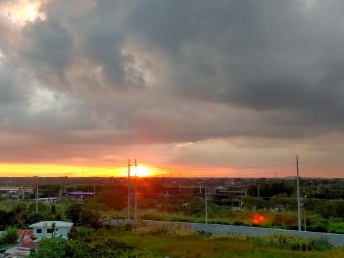 Η ανατολή ή δύση του ηλίου όπως φαίνεται από αυτό το διαμέρισμα ή από εκεί κοντά