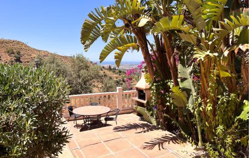 eine Terrasse mit Tisch, Stühlen und Pflanzen in der Unterkunft 5 Bedroom Cozy Home In Arenas in Arenas