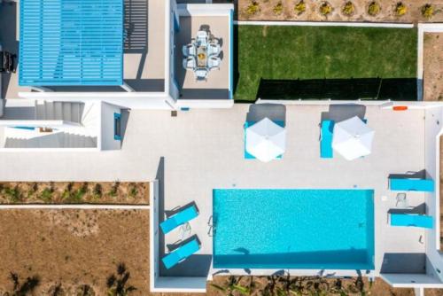 Πισίνα στο ή κοντά στο XENOS Villa 5 with a private pool near the sea