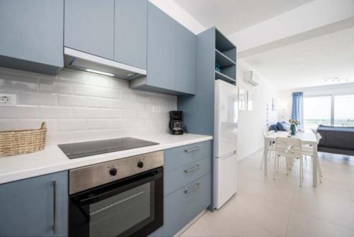 Η κουζίνα ή μικρή κουζίνα στο XENOS Villa 5 with a private pool near the sea