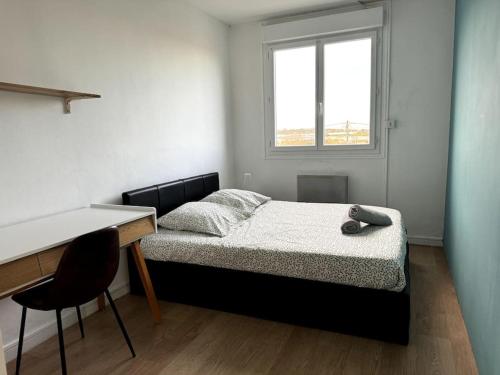 - une chambre avec un lit, un bureau et une fenêtre dans l'établissement ღ Bel Air - T4 Spacieux, Lumineux et Parking, à La Rochelle