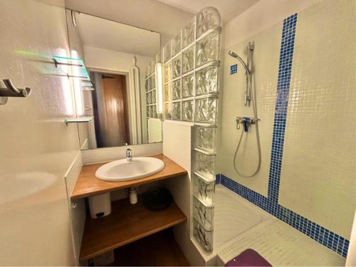 une salle de bain avec un lavabo et une douche dans l'établissement Résidence Lac Du Lou - Appartement 4 pers exposé Sud au coeur des Menuires MAE-5584, aux Menuires