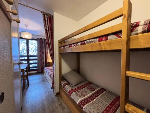 Cette chambre comprend 2 lits superposés dans un couloir. dans l'établissement Résidence Argousier - Studio 3 pers au coeur des Menuires MAE-5874, aux Menuires