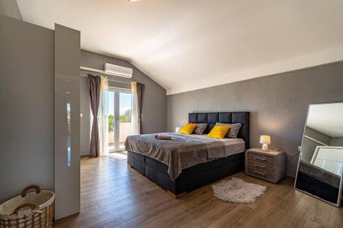 Postel nebo postele na pokoji v ubytování MY DALMATIA - Luxury Villa Escape with private pool, game room and home gym