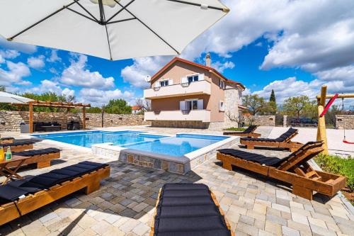 Bazén v ubytování MY DALMATIA - Luxury Villa Escape with private pool, game room and home gym nebo v jeho okolí