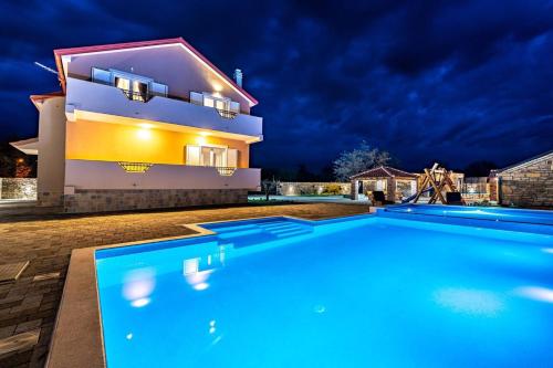 Bazén v ubytování MY DALMATIA - Luxury Villa Escape with private pool, game room and home gym nebo v jeho okolí
