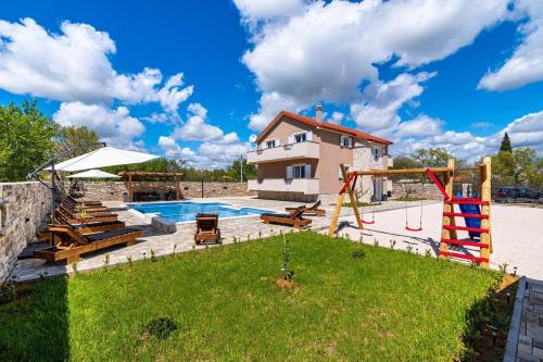 Bazén v ubytování MY DALMATIA - Luxury Villa Escape with private pool, game room and home gym nebo v jeho okolí