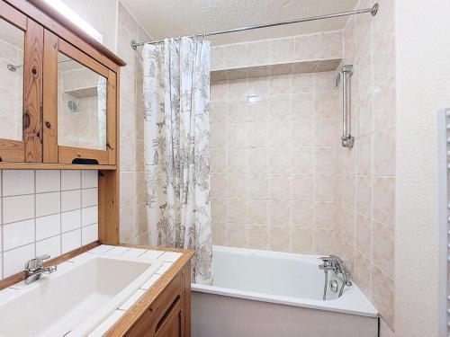 une salle de bain avec une baignoire, un lavabo et une douche dans l'établissement Résidence La Vanoise - Studio de 20m² pour 4 personnes MAE-7974, à Montvalezan