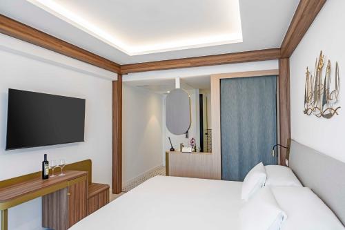 Una cama o camas en una habitación de Hotel Faranda Rias Altas, Ascend Hotel Collection