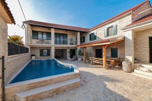 una piscina en el patio de una casa en MY DALMATIA - Authentic Villa Vita with private swimming pool, en Benkovac