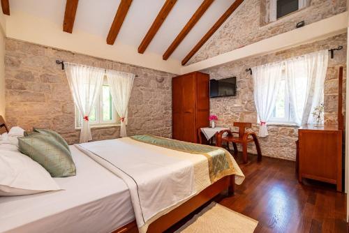 Ένα ή περισσότερα κρεβάτια σε δωμάτιο στο MY DALMATIA - Authentic villa Zvonko with private swimming pool