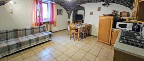 Cuisine ou kitchenette dans l'établissement Lo Tatà - Maisons de Charme - Caratteristico Appartamento a 2 passi da Courmayeur