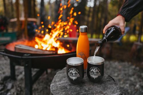 Utensilios para hacer té y café en BlueWater BaseCamp