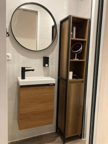 une salle de bain avec un lavabo et un miroir dans l'établissement Artscape Marseille, à Marseille