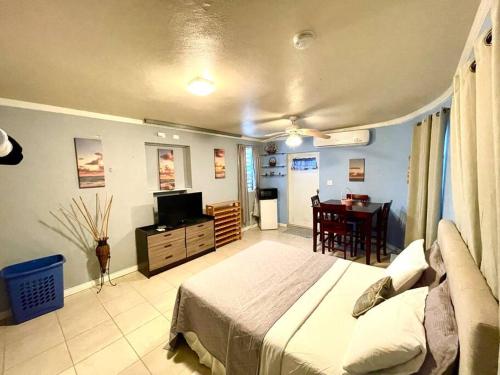 Imagen de la galería de Papaya a New Spacious Apartment with a Sea View and Perfect Location, en Contant