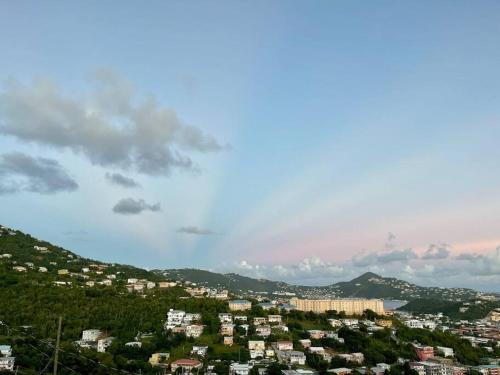 Imagen de la galería de Papaya a New Spacious Apartment with a Sea View and Perfect Location, en Contant