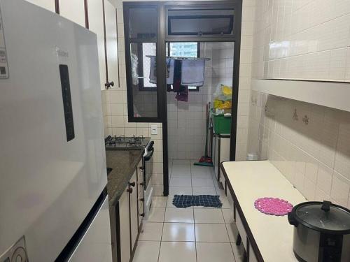Kuchyň nebo kuchyňský kout v ubytování Apartamento Pé na Areia Enseada Guarujá