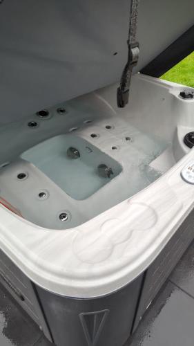 a bathtub in the back of a truck at vakantiehuisje DE WEELEN met Jacuzzi Huwelijks topkeuze! in Lutjebroek
