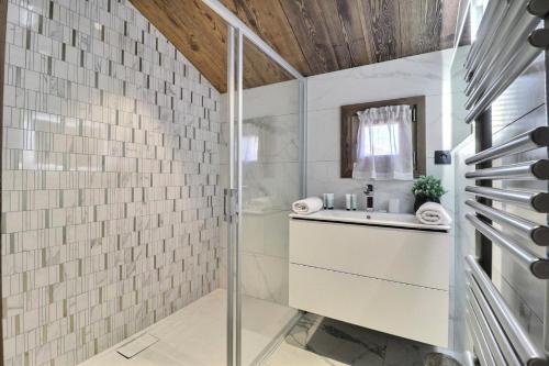 une salle de bain avec douche et lavabo dans l'établissement Résidence Dolce Vita - Chalet Dolce Vita - 8 Personnes - Morzine MAE-3991, à Morzine
