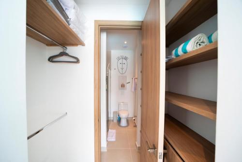 Ένα μπάνιο στο Apartamento con laguna de aguas cristalinas
