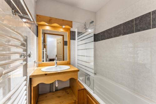 une salle de bain avec un lavabo et un miroir dans l'établissement Résidence Les Hauts De Preclaux - Agréable logement pour 6 personnes aux Orres 1800 MAE-9451, aux Orres