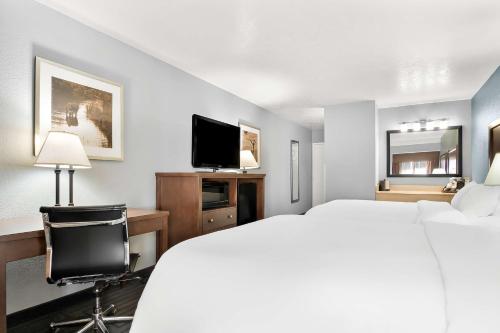 Televisyen dan/atau pusat hiburan di Best Western Pocatello Inn